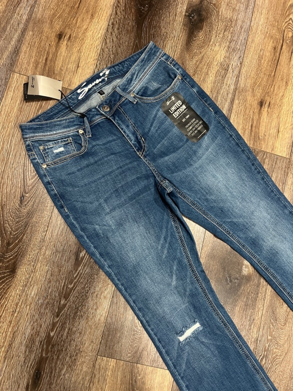 NWT Seven7 Limited Edition Premium Denim Distressed Jeans W/ Embroidered Pockets - Picture 4 of 9